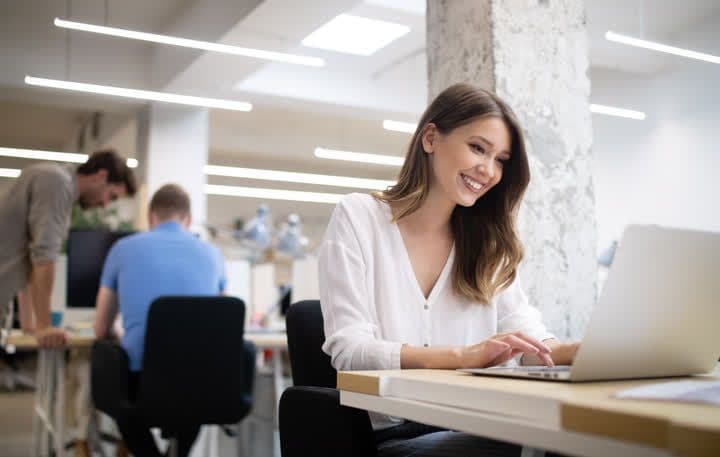 Persona que utiliza Emburse Audit enforcement para identificar y hacer cumplir el cumplimiento