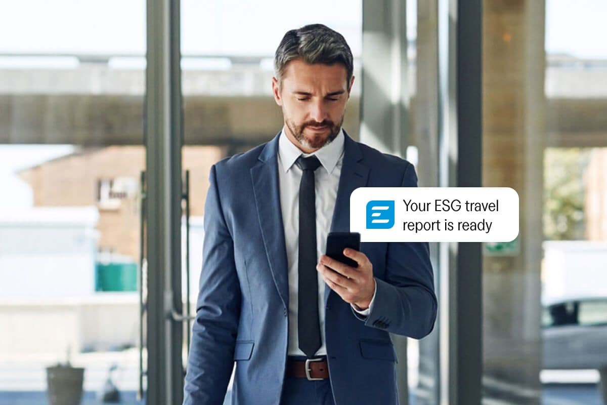 un homme en costume et cravate regarde son téléphone portable