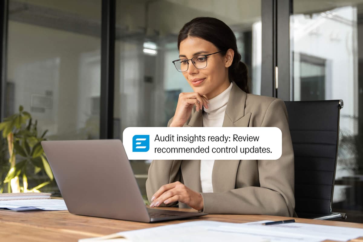 Hands holding a smartphone displaying a digital receipt with a warning message: "Posible gasto duplicado!".