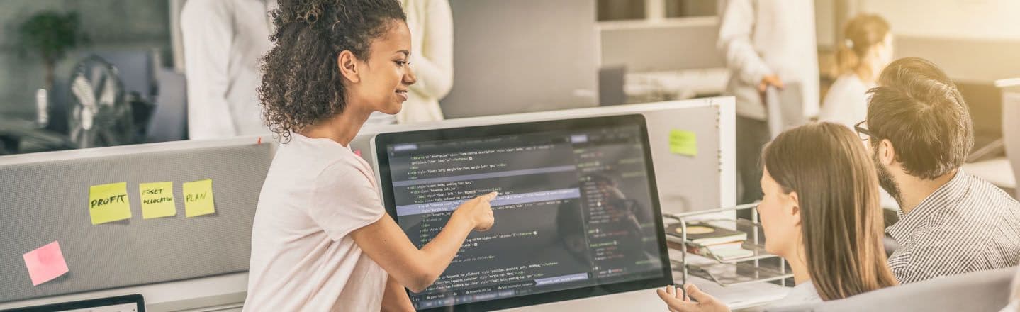 Desarrollador explicando una API de Emburse