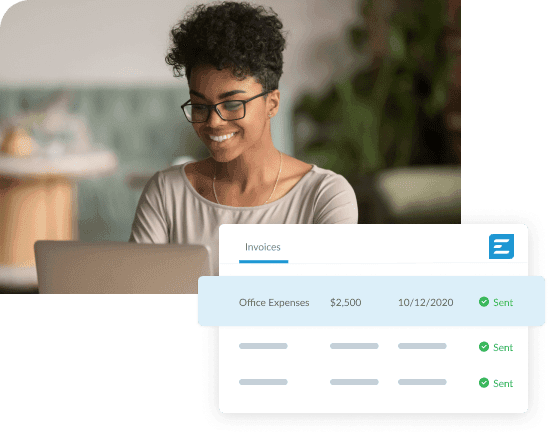 Persona feliz utilizando su solución de cuentas por pagar