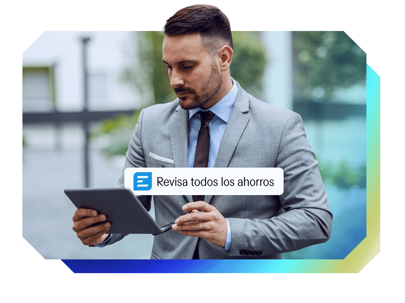 Man in a suit looking at a tablet with a text bubble saying "Revisa todos los ahorros."