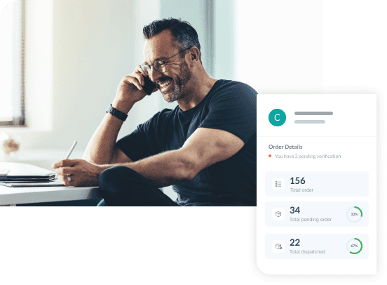 Persona feliz viendo los detalles de su pedido en la vista de la aplicación móvil de la solución de automatización de cuentas por pagar Emburse