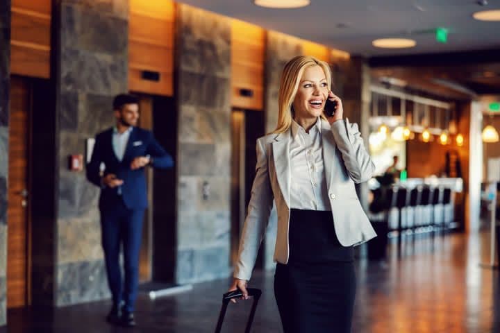 Persona que utiliza las soluciones de gestión de viajes y gastos de Emburse mientras está de viaje en su destino