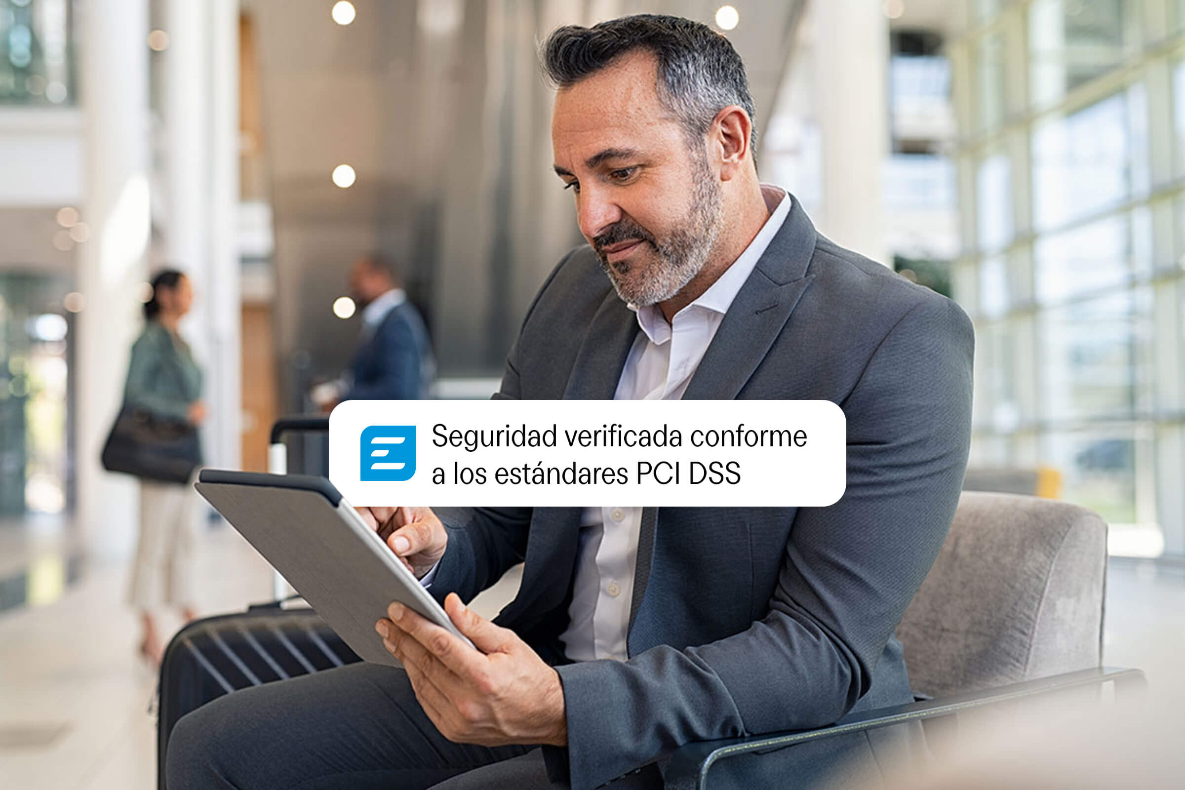 Man in a suit uses a tablet, showing a pop-up: "Seguridad verificada conforme a los estándares PCI DSS."